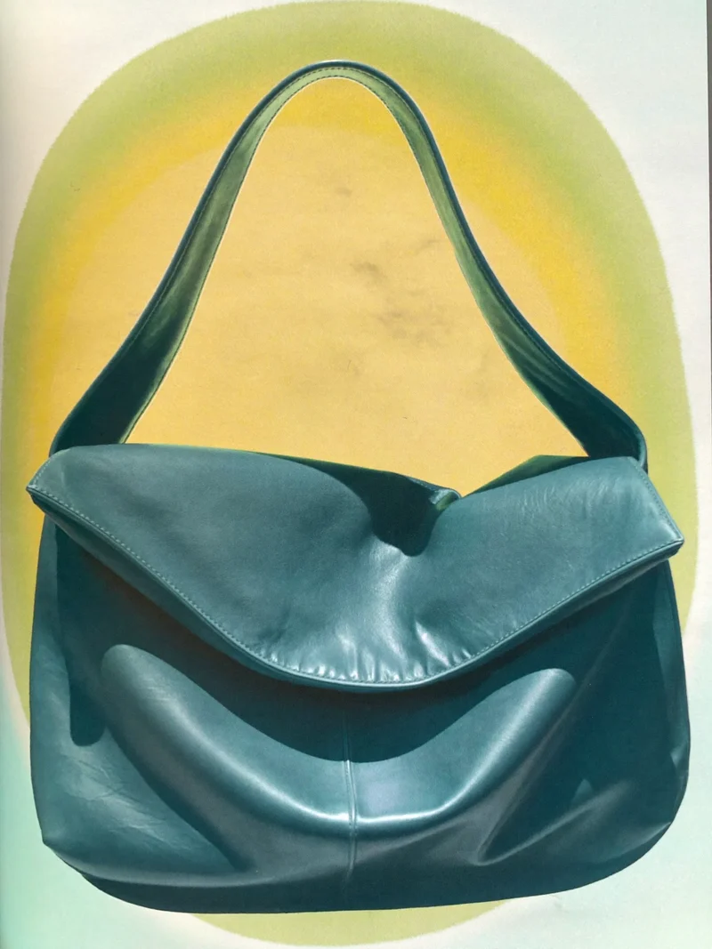 Studio illustrativo: tracolla in pelle piegata, senza loghi