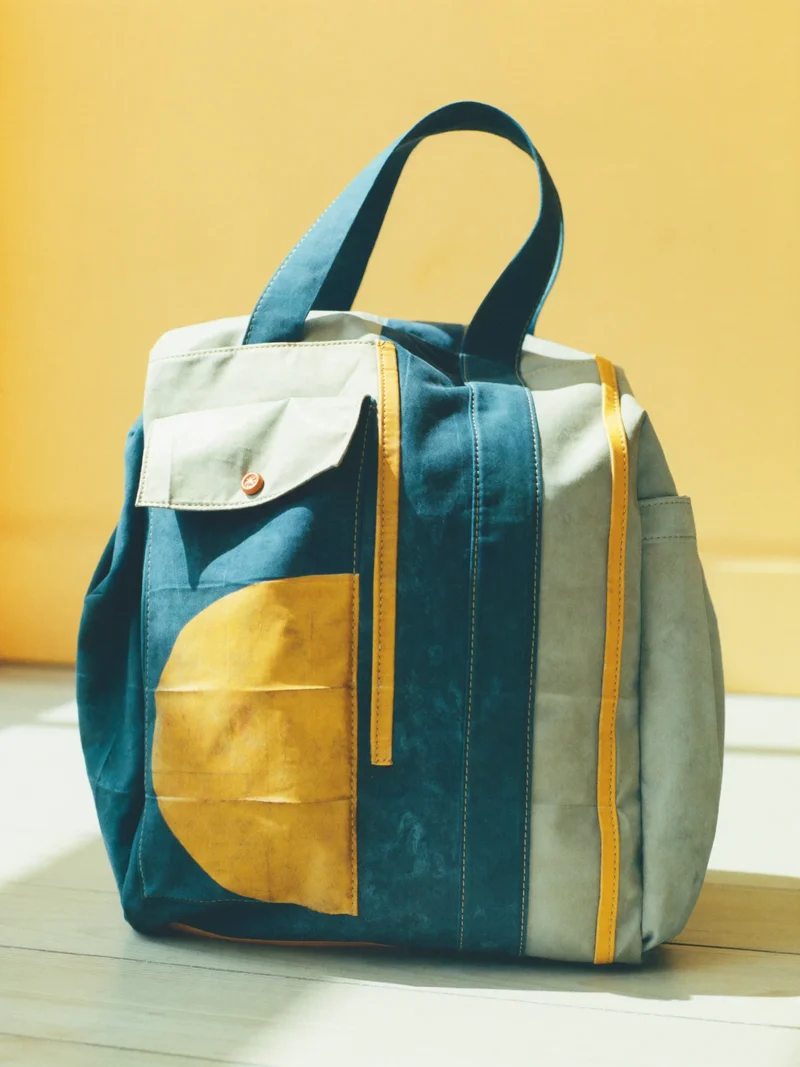 Studio illustrativo: weekender in tela cerata dalla forma scultorea