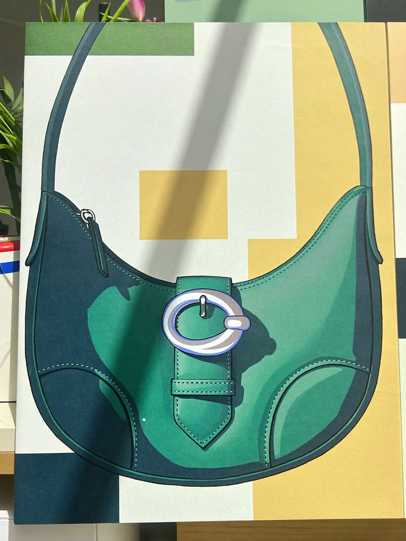 Studio illustrativo: borsa a mezzaluna con chiusura originale