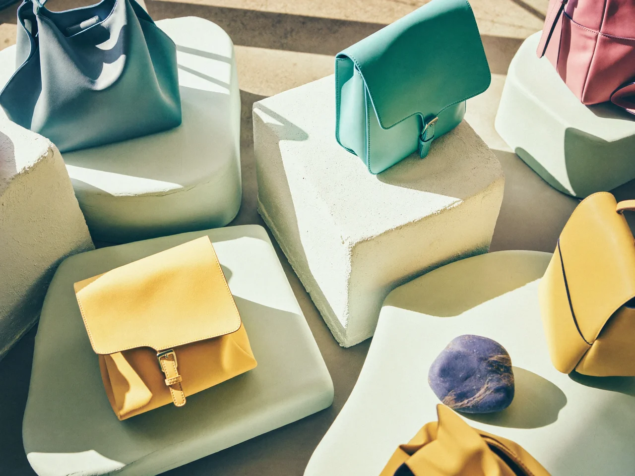 Dettaglio illustrativo di materiale e cucitura, solo a scopo editoriale